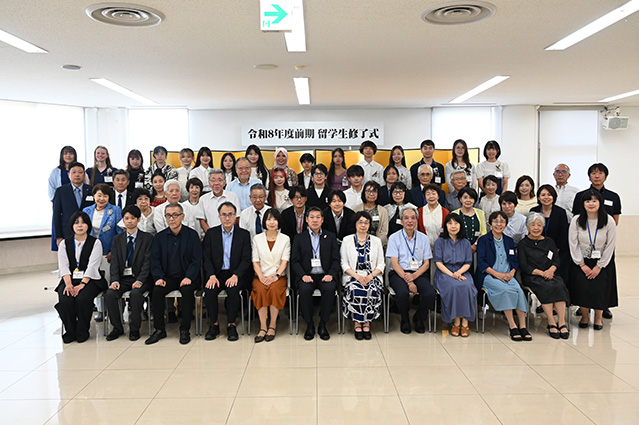 令和8年度前期留学生修了式参加者による集合写真