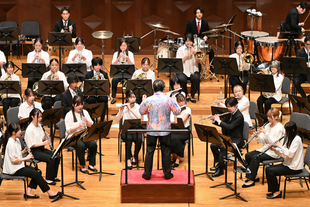 演奏の様子（指揮：大阪教育大学 神代修教授）