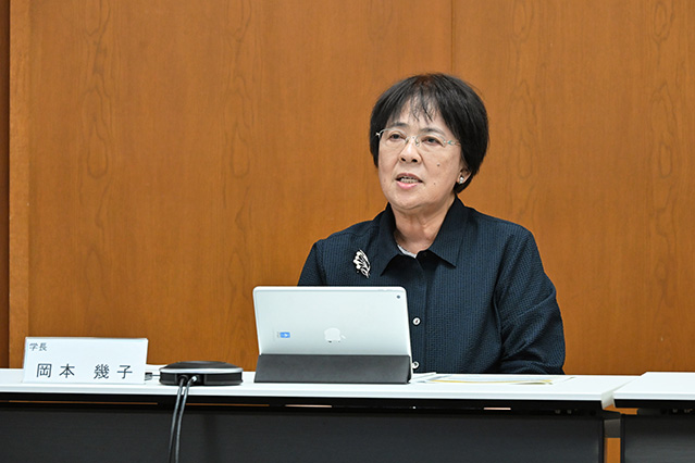 岡本学長が開会の挨拶を行う様子