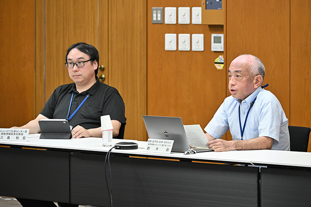鈴木理事・副学長と三島センター長が講演を行う様子