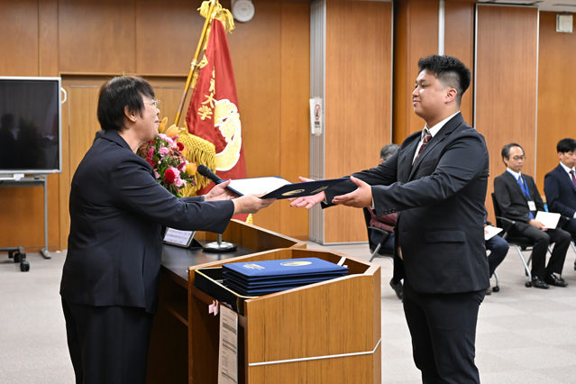 学位記を手渡す岡本学長