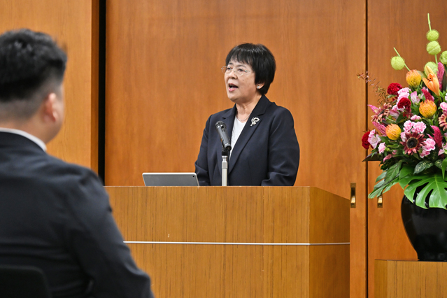 卒業生・修了生に式辞を送る岡本学長