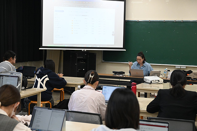 三浦非常勤講師が学生に説明する様子