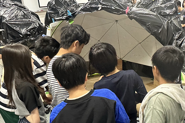 月の満ち欠けについて学ぶ様子