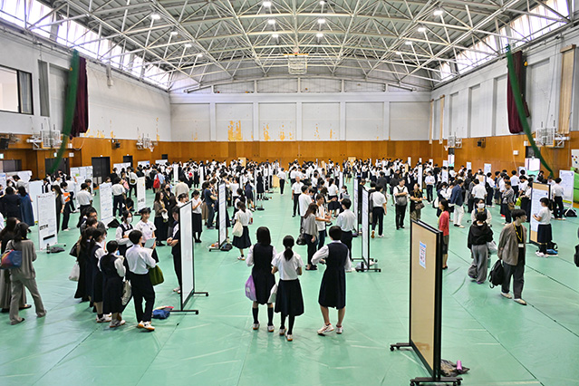 学生たちがポスターセッションを行う様子