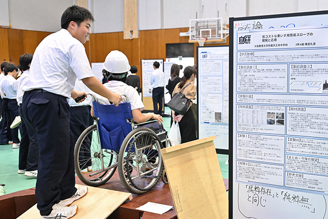 車いすを使用し研究成果を実演する様子