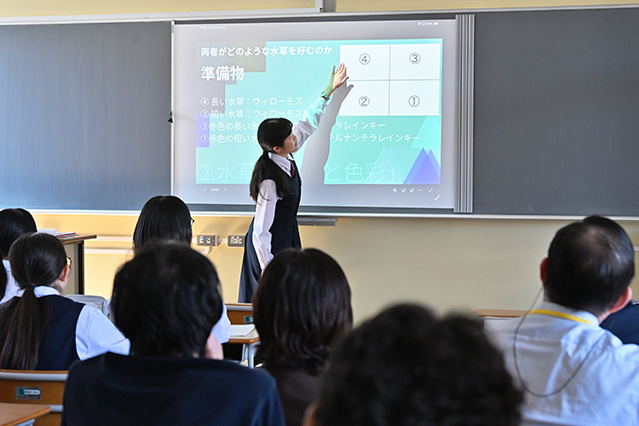 女子学生が口頭発表を行う様子