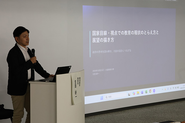 生田教育長が解説する様子
