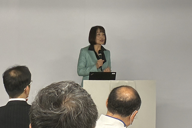 藤井理事・副学長が解説する様子