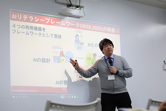 12件が発表される様子