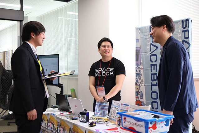 学内外で交流をする様子