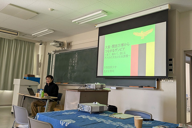 講師が講義を行う様子