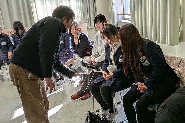 現地の食文化に触れる様子