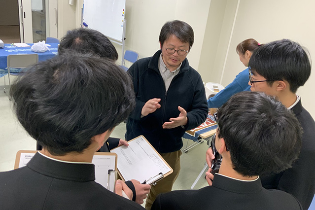 五月女 賢司准教授に生徒が質疑する様子