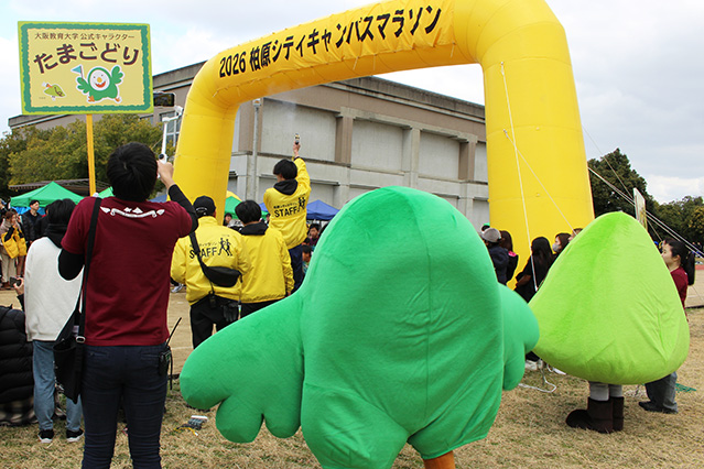 公式キャラクターのやまおとたまごどり