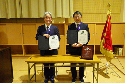 認定証と共に記念撮影する様子