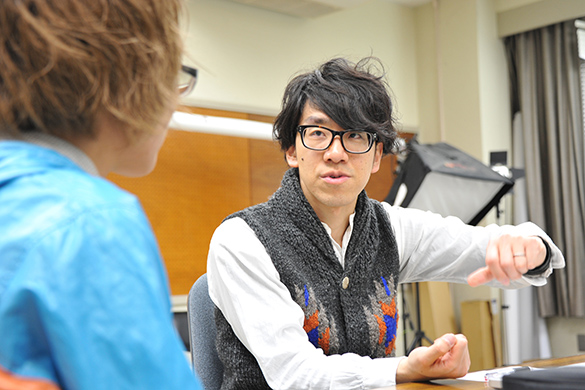 学生にアニメーションを教える和田さん