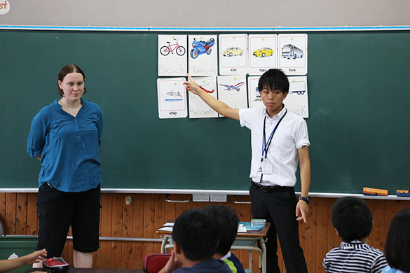 小学校で外国人指導者と授業を行う吉田さん