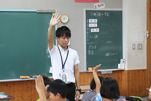 教室で子供たちに挙手を促す吉田さん