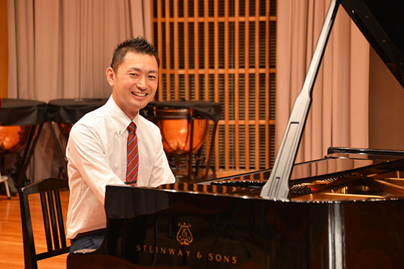 ピアノを弾きながら撮影に応じる鈴川さん